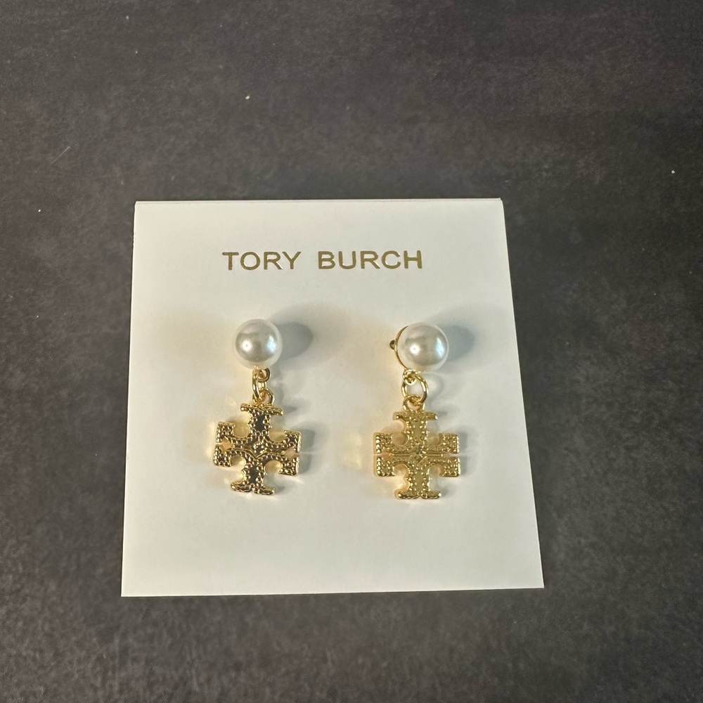 Tory Burch Pearl & Logo Drop Earrings – NEW
✨ Elegant • Timeless